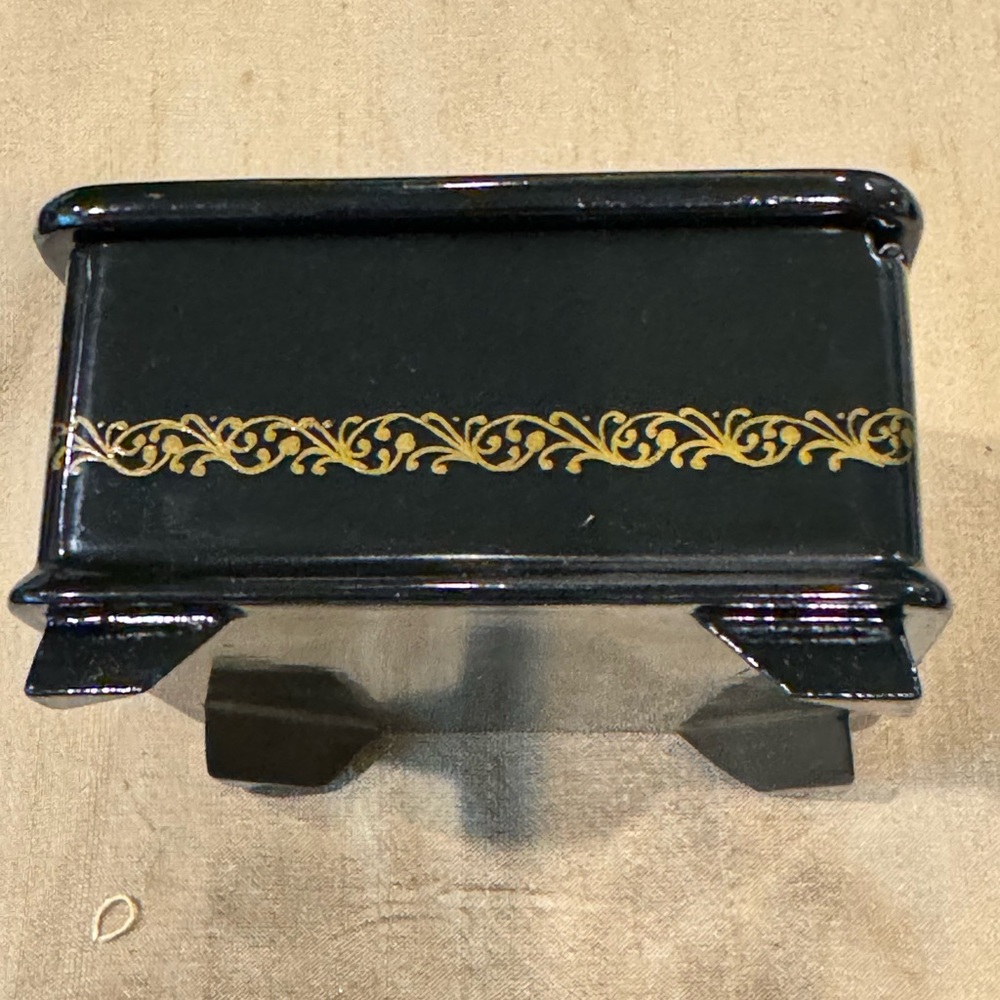 Vintage Signed St. George and the Dragon Russian Lacquered Trinket Box - Picture 5 of 12